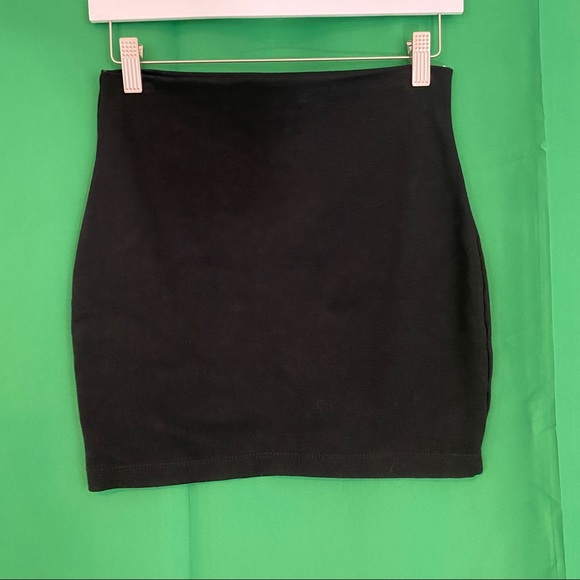 Cefian Lynn Mini Skirt in Black - Picture 2 of 4